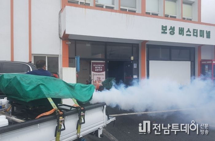 보성군, 여름철 감염병 예방, 위생 해충 방제 총력-보성버스터미널 해충 방역모습