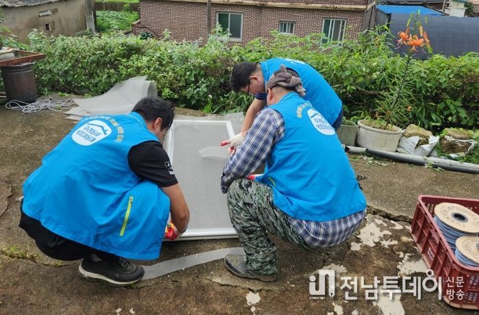 방충망 교체 작업을 진행하고 있다