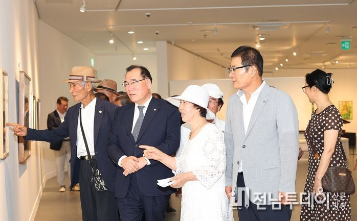 1. 오른쪽부터 이상익 군수, 박야모 미술인협회장, 이개호 의원