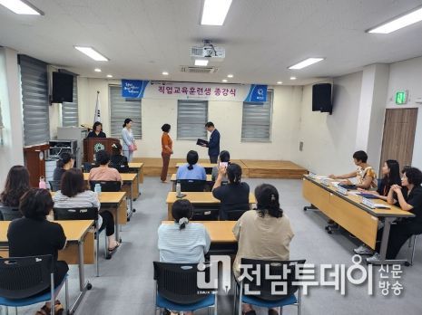 직업교육훈련생이 수료증을 받는 모습.