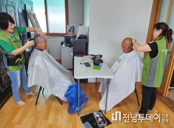 자원봉사자들이 이발 서비스를 제공하고 있는 모습