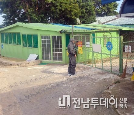 가축방역팀이 방역 점검을 실시하는 모습