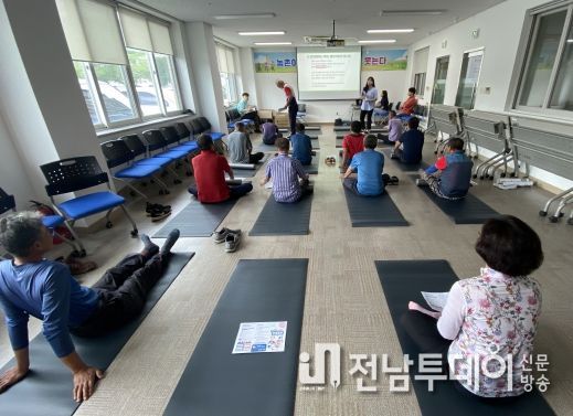근골격계 예방 건강교육을 하고 있다.