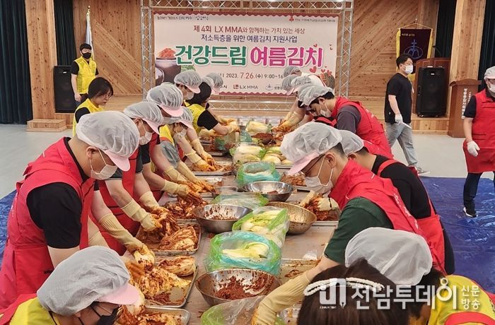 여수시는 26일 쌍봉종합사회복지관에서 LX MMA의 후원금 500만 원을 기탁 받아 여름김치 담그기 행사를 가졌다.