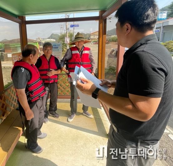 함평군에서 구명조끼를 지급하고 있는 모습