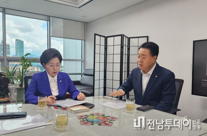 구복규 화순군수(우측)가 양현자 예결위원(좌측)에게 화순군 지역 현안 사업을 설명하고 있다.