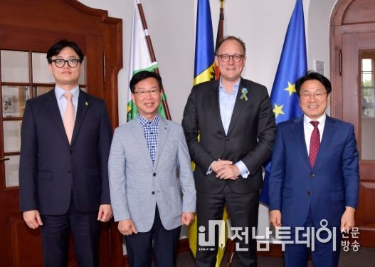 박병규 광산구청장과 강기정 광주시장 등 광주시 대표단이 지난 26일(현지 시각) 독일 라이프치히 시청을 방문, 울리히 호닝 총괄 부시장을 면담하고 외국인 정책을 논의했다.