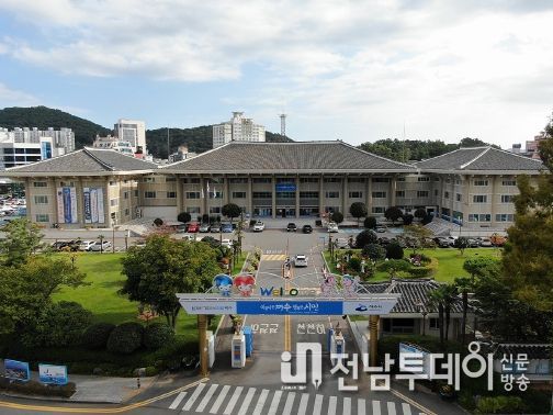 정기명 여수시장의 공약사업인 ‘75세 이상 무료 시내버스’가 내년부터 추진됨에 따라 사업 시행을 위한 교통복지카드를 내달 1일부터 31일까지 한달간 발급 신청을 받는다.