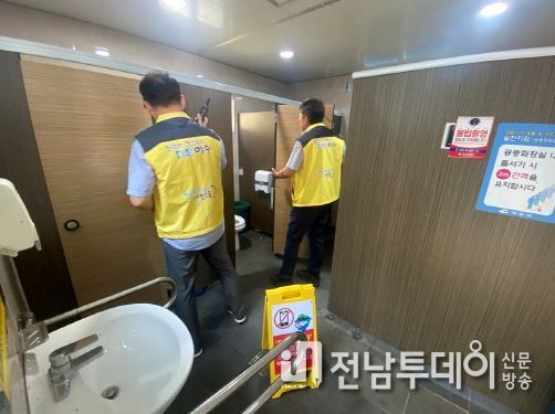 여수시가 여름 휴가철을 맞아 여수경찰서와 함께 안전한 화장실 문화 조성을 위한 범죄예방 합동점검을 진행했다.