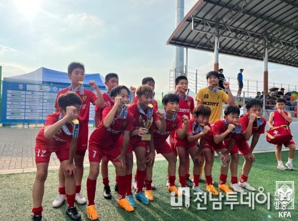 대회를 마치고 단체사진 촬영에 임하는 서울위례FC 선수단의 모습.
