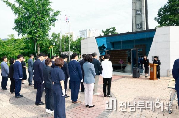 민선8기 취임 1주년 충혼탑 참배 : 지난 7월 3일 실시한 민선 8기 충혼탑 참배 모습. 화순군 공직자들이 화순읍 남산공원에 위치한 충혼탑 앞에서 묵념을 취하고 있다.