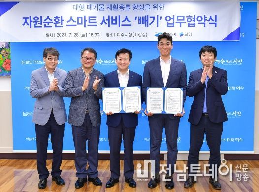 사진 오른쪽 두 번째 고재성 같다 대표