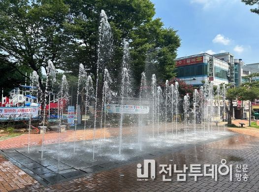 여수시 여문 문화의 거리 바닥분수대 2개소가 2일부터 운영을 재개해 시민과 관광객에 시원한 힐링 쉼터를 제공한다.