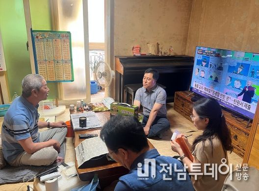 여수시 시전동은 지난달 28일 시시콜콜 돌봄 자원봉사자 60명과 함께 홀몸 어르신의 사회적 고립과 고독사 예방을 위해 민․관 공동 방문의 날 ‘가치데이’를 운영했다.