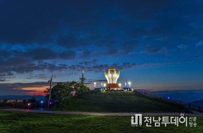 붉은 노을을 배경으로 신비한 아우라를 발하는 구봉산전망대의 디지털 아트 봉수대