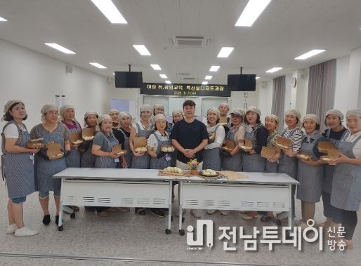 신안군 여성취창업교실 두 번째 시간 수강생과 강사가 처음만든 찐빵과 함께 기념 촬영을 하고 있다.