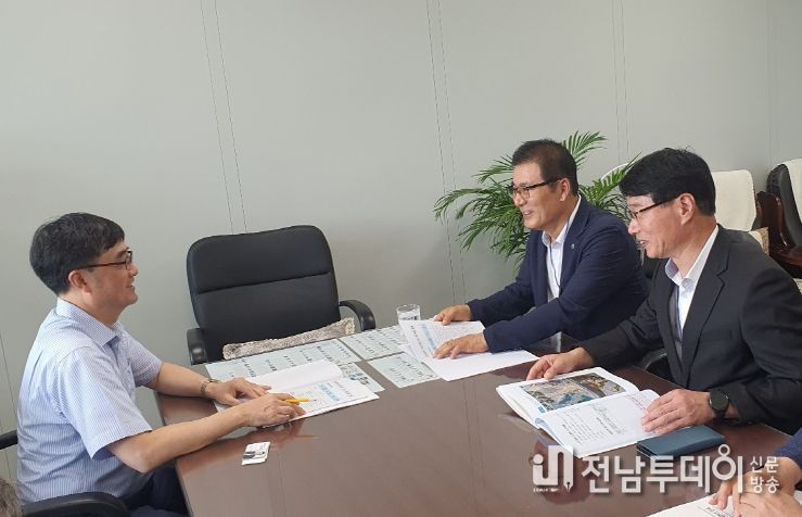 이상익 함평군수가 기획재정부를 방문해 함평군 주요 현안 사업을 설명하고 있다