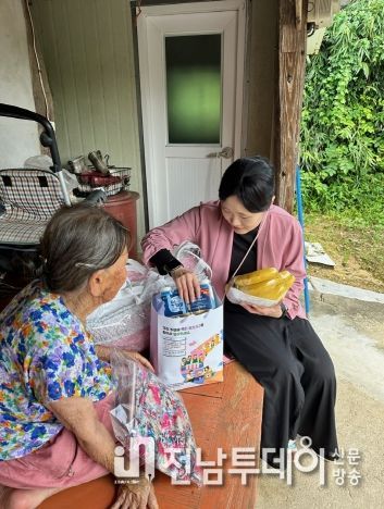나산면 맞춤형복지팀의 물품 전달 모습