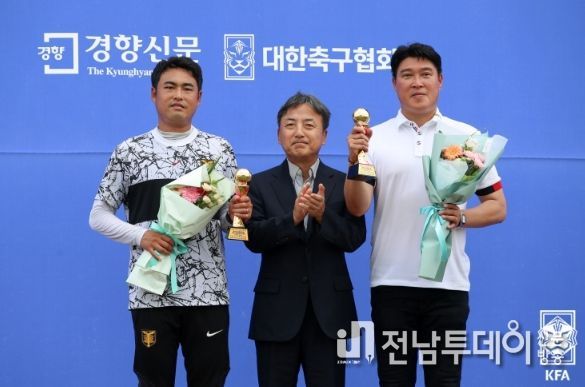 최우수지도자상을 수상한 영등포공고 윤종석 코치(왼쪽)와 김재웅 감독(오른쪽). 시상에 나선 KFA 김정배 부회장(가운데).