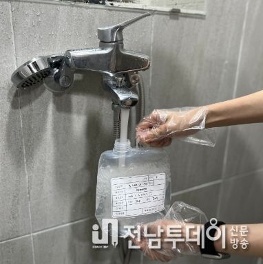 화순군보건소 관계자가 다중이용시설을 방문해 레지오넬라균 검체를 채취하는 모습