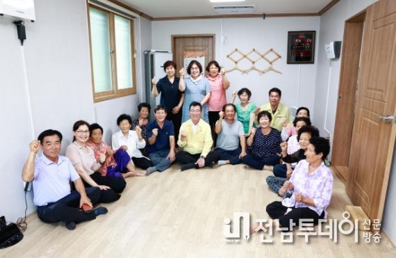 화순군은 연일 이어지는 불볕더위 피해를 최소화하기 위해 피해 예방에 총력을 다하고 있다. 사진은 강종철 부군수가 화순읍과 도곡면 마을회관을 순회하며 마을 어르신들에게 불볕더위 대응 수칙을 설명 후 찍은 단체 기념 사진.
