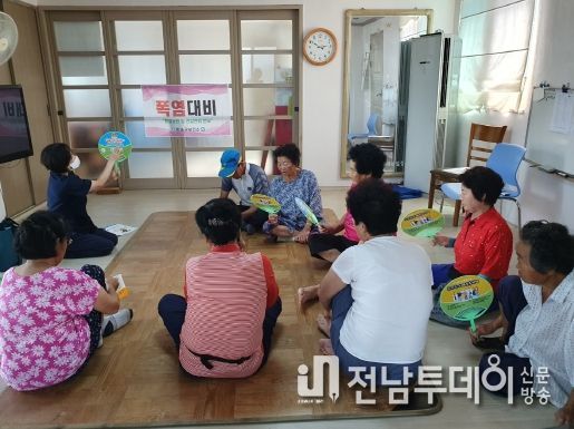 방문전담인력이 폭염대비 교육을 진행하는 모습.