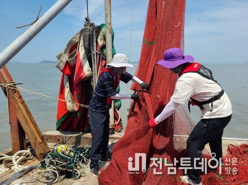 불법 개량안강망 어구를 절단하고 있다.