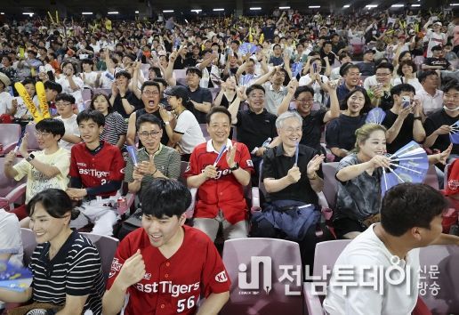 광주 동구, ‘야구 열정 충만’ E.T 야구단 야구장 응원전 펼쳐