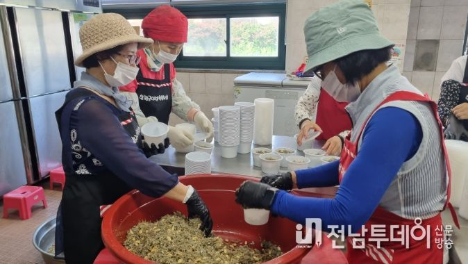 자원봉사회 회의 및 밑반찬 조리 모습