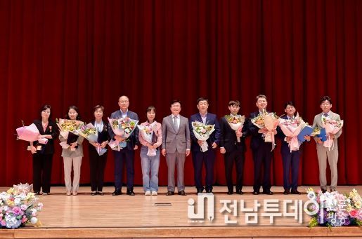 오른쪽 첫 번째 (주)에스씨에스 곽영환 대표, 두 번째 (주)정희 김정환 대표, 세 번째 남도꼬막(주) 백성창 상무