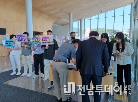 여수시가 지난 2일 열린 ‘8월 직원정례회 및 직무교육’에서 직원 및 시민 400여명을 대상으로 폐가전 무상방문 수거 서비스 홍보캠페인을 펼쳤다.