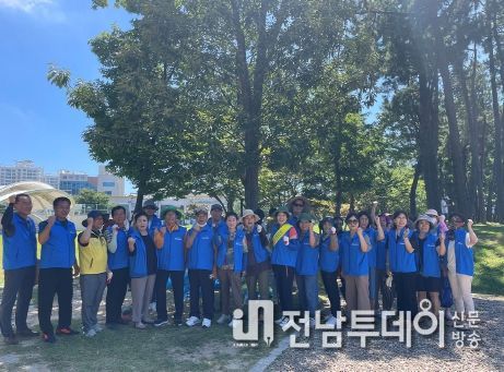 여수 르네상스 시민운동 시전동 실천본부가 지난 3일 웅천친수공원과 야영장에서 휴가철 관광객 맞이 청결활동을 실시했다.