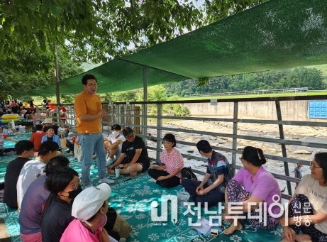화순지역자활센터장이 참여자들과 통합간담회를 진행하는 장면