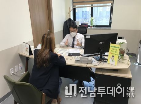 지역주민과 마음 건강 주치의의 상담 모습
