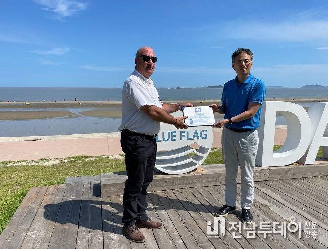 지난 4일 대광해수욕장에서 2023년 블루플래그 인증서 수여식을 진행하고 있다. (왼쪽부터 다니엘 셰퍼 국제환경교육재단 대표, 박인희 대광개발사업소장)