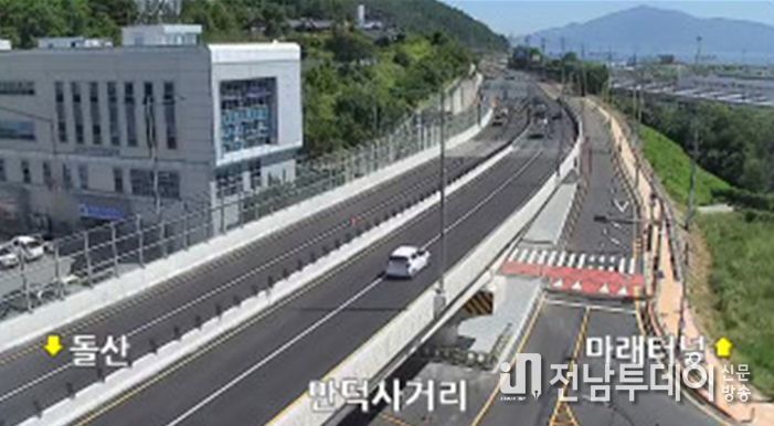 국도 17호선 만덕교차로 개선사업인 ‘엑스포고가교’가 오는 10일 준공됨에 따라 고가도로 왕복 4차선과 회전교차로 등 하부 도로 1차로가 10일 전면 개통된다.