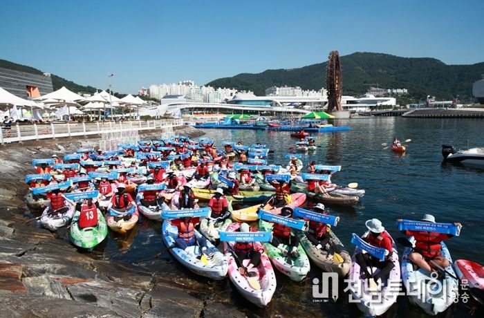2023 여수마린페스티벌에서 지난 5일 2026 여수세계섬박람회 성공개최 기원 해상 퍼레이드가 펼쳐져 관람객의 눈길을 끌었다.