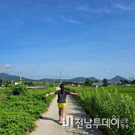 ‘MZ촌캉스’ 체험객 후기 사진 중 마을을 산책하는 모습이다.