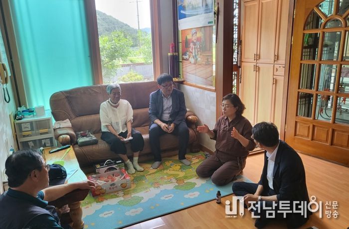임만규 함평군 부군수가 독립유공자 유족 가정을 방문한 모습