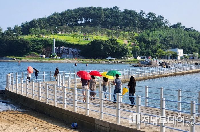 여수시가 예술의 섬 장도를 찾는 관람객에 우산을 대여하며 탐방객 편의제공에 힘썼다.