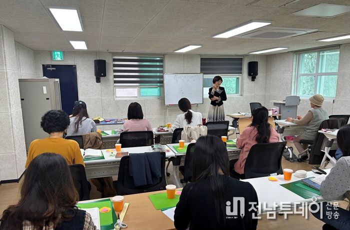 여수시립현암도서관이 9월부터 개강하는 하반기 문화교실에 참여할 수강생 40명을 모집한다.