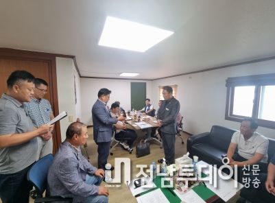 영광군 환경관리센터 주변지역 주민지원협의체, 영광군의회 김강헌 의원에게 감사패 전달