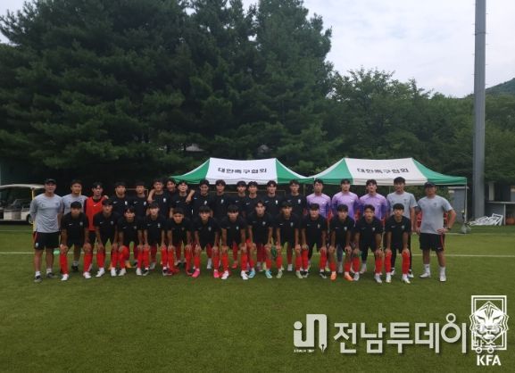 2023 SBS컵 국제유소년축구대회를 앞두고 파주NFC에 훈련 중인 남자 U-18 대표팀이 기념촬영을 하고 있다.
