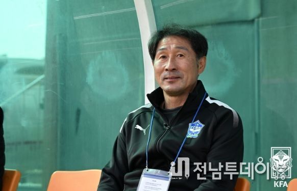 올 시즌을 앞두고 FC목포에 부임한 조덕제 감독은 하위권으로 처졌던 팀을 선두 경쟁하는 팀으로 바꿔놓았다.