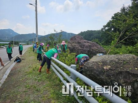 여수시 새마을지도자주삼동협의회와 새마을부녀회가 지난 14일 주삼천 주변 청결활동을 전개했다.