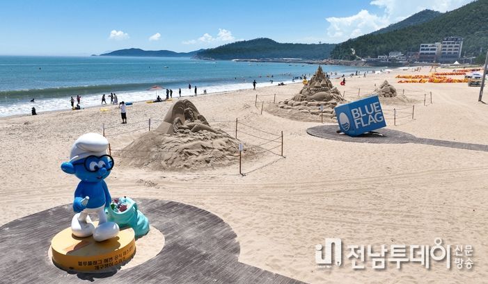 완도 신지 명사십리에 모래조각 작품 ‘눈길’