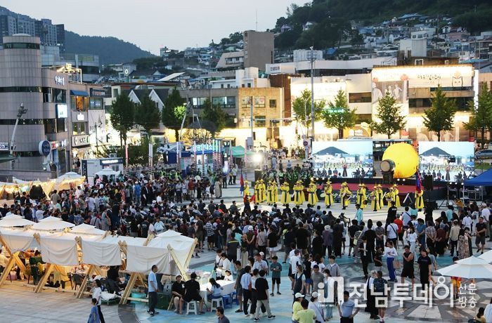 여수 진남관 일원에서 지난 12일부터 15일까지 4일간 개최된 ‘여수 문화재 야행’에 8만4500여 명의 관람객이 참여하며 성황리에 막을 내렸다.