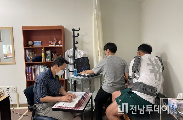 여수시는 지난 12일 여수시보건소 진료실에서 연세대학교 세브란스 심장혈관병원 박한기교수 등 의료진이 105차 심장병 무료진료를 진행했다고 17일 밝혔다.