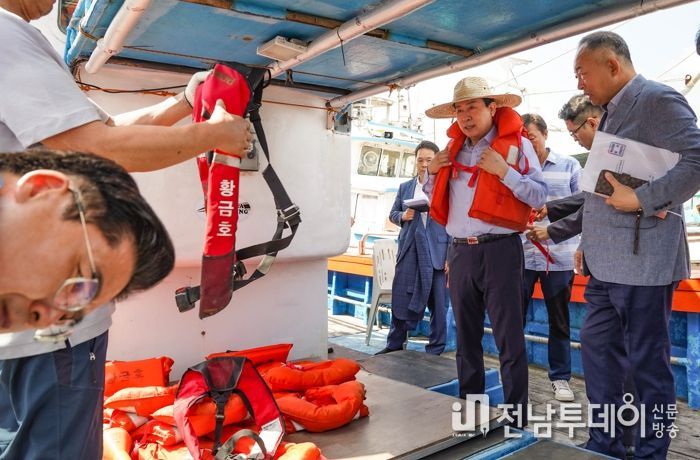 목포시가 유관기관과 함께 낚시어선 합동점검을 진행했다.