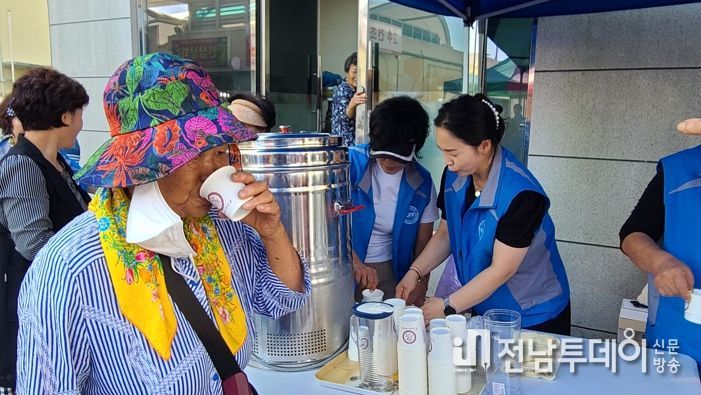 한국자유총연맹 보성군지회, 냉차 나눔 봉사 펼쳐…
